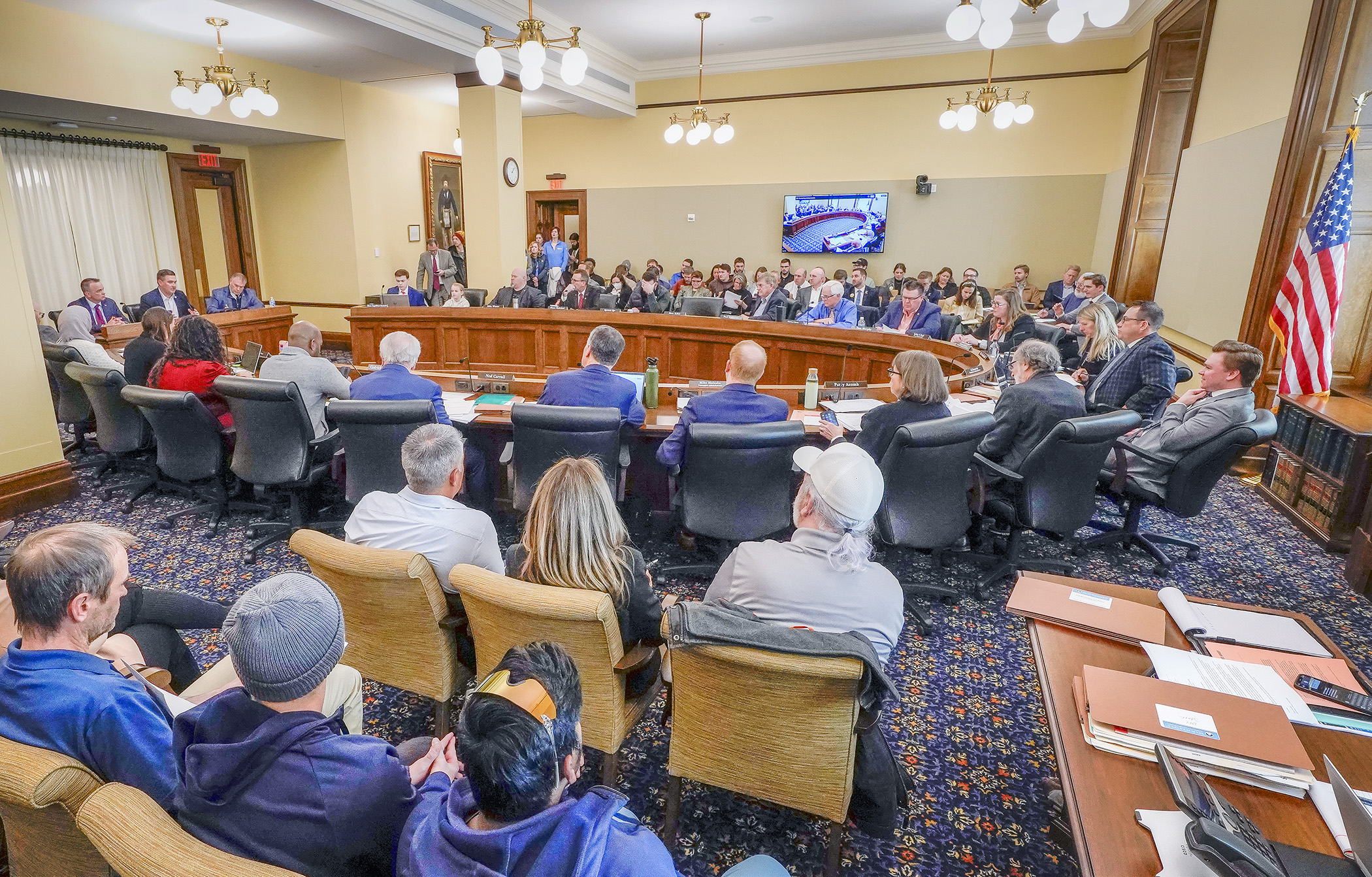 In a packed committee room, the House Energy Finance and Policy Committee listens to Feb. 20 testimony on a bill that would modify provisions governing net metering. (Photo by Andrew VonBank) 